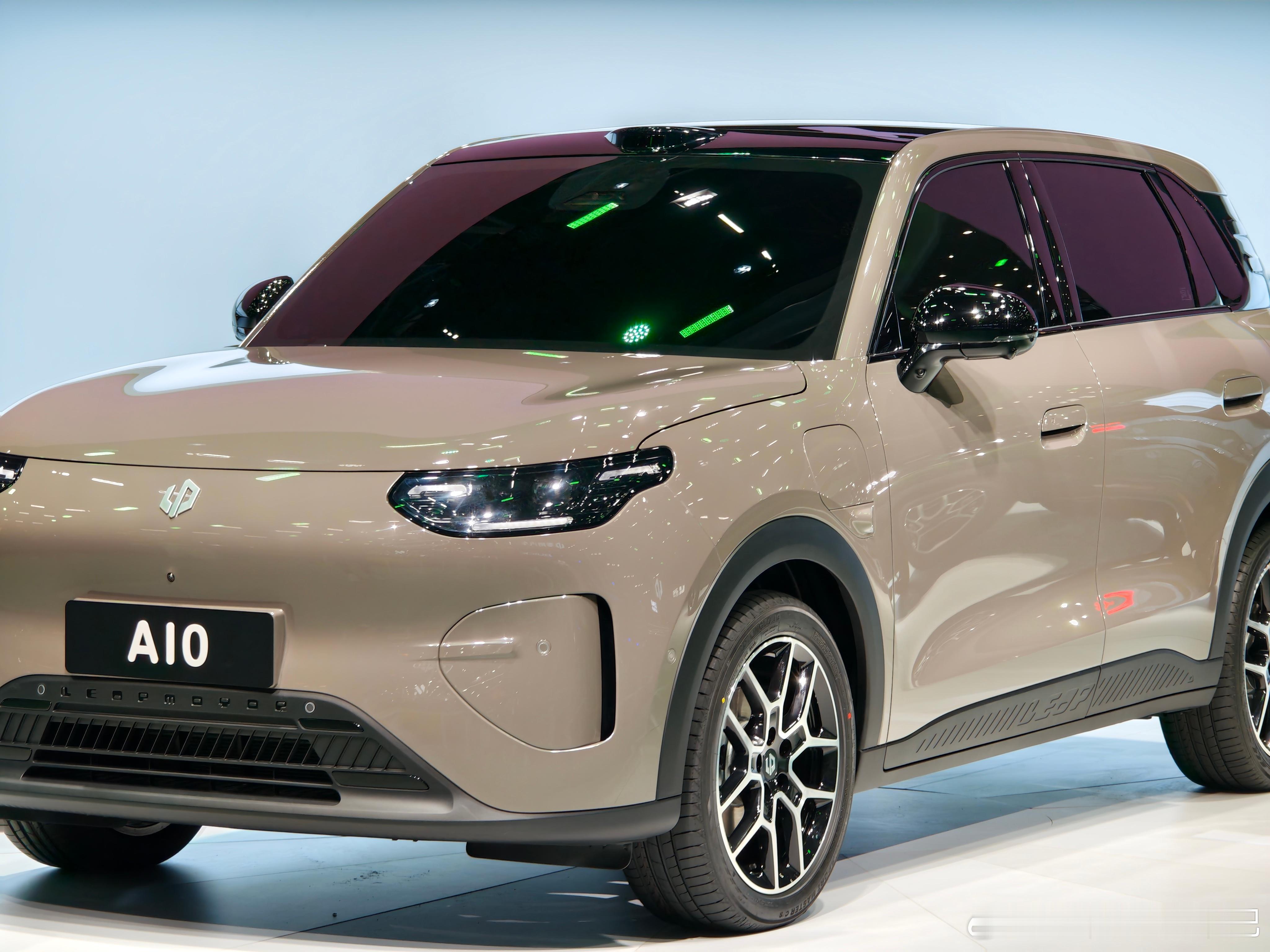 零跑A10亮相，笑脸尾灯挺可爱的，没想到的是真上8295啊！