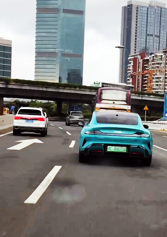 珠海有保时米了在珠海街头，已经看到有小米汽车了，是个美女小姐姐哦