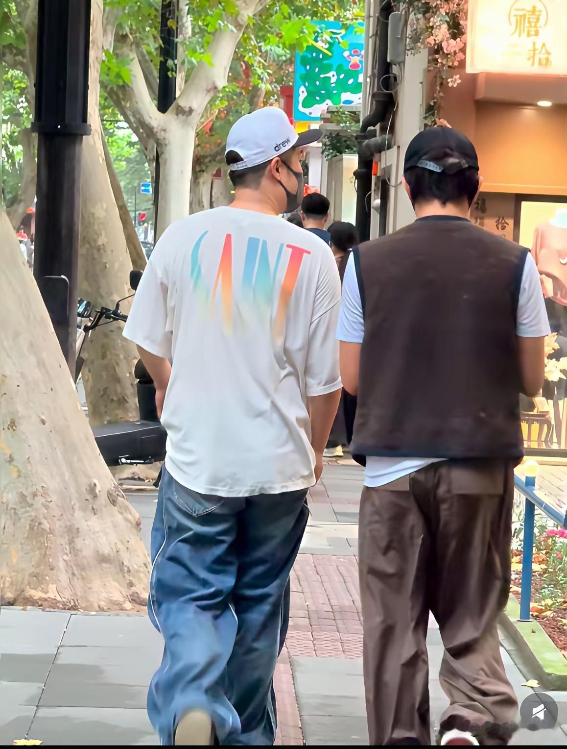孙俪的房子就买在愚园路附近陈赫么一直都在上海，超哥一个消息就约出来了[笑着哭][笑着哭]，那里的小洋