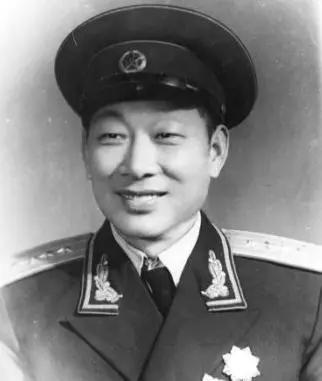 杜季伟，又名成德，1911年出生，山东省苍山县兰陵镇沈坊前村人。著名的铁道游击