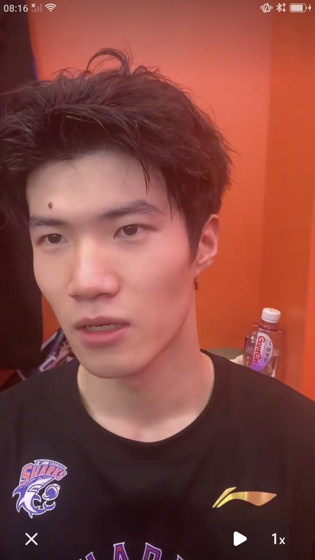 【近日刚刚入选中国男篮集训队的上海男篮小将偰李永炜接受媒体采访，被问到和你同一批