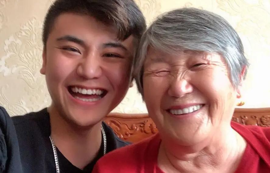 “再也没有人能让小张‘暴躁’了。” 姥娘一走，700万粉丝的“暴躁的小张”账