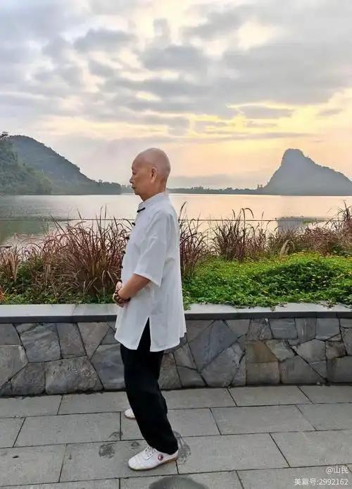 今天和大家讲讲站桩很多人问站桩要领，站桩时要不要加上抱球的动作。其实站桩没那
