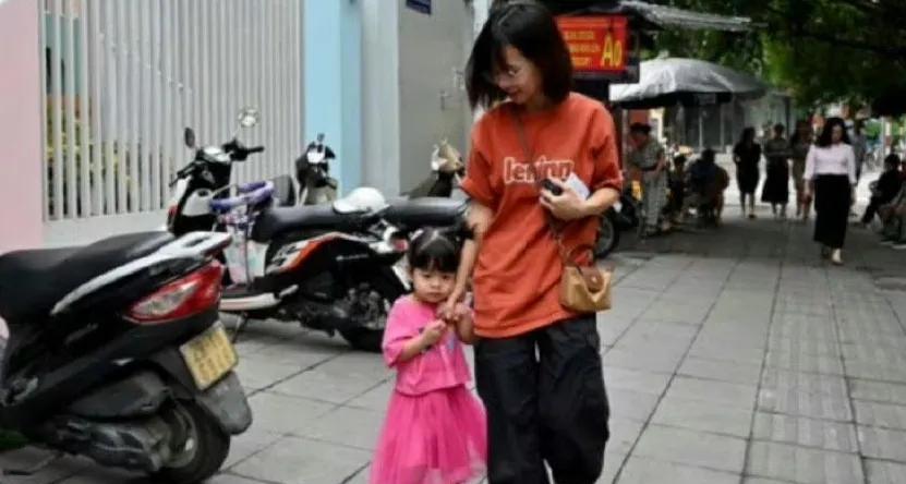 越南正式决定取消“一家最多生俩”的限制了。现在政府宣布，每对夫妇想生几个孩子都可