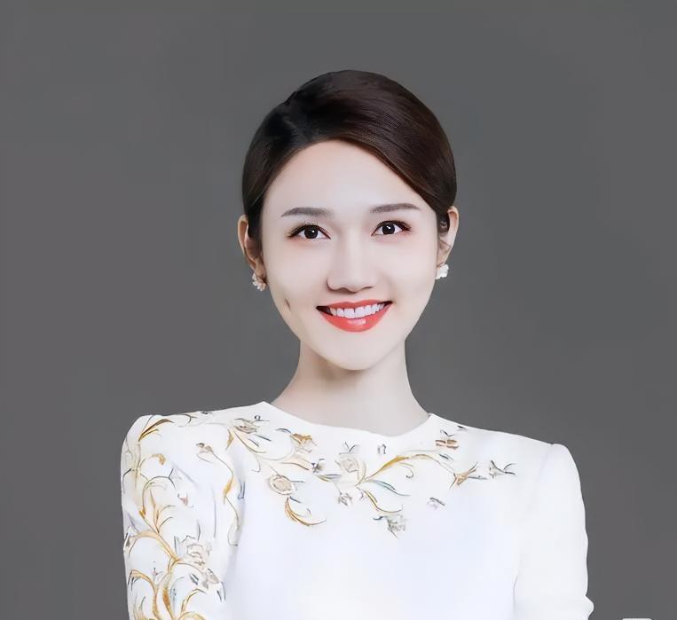 刚离职的央视女编导，喝酒时提到龙洋：表面风光无限，私下却是“月光族”，在