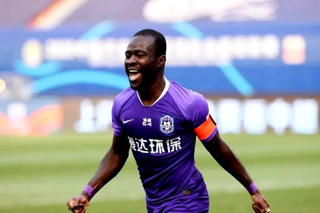 中国足坛素质最高的黑人外援——阿奇姆彭。天津队快散伙的时候，他主动说薪水我不要