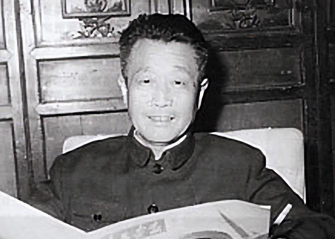 1958年，沈醉去天安门参加阅兵仪式，看见毛主席身边站着的女人，吓得他当场差点魂