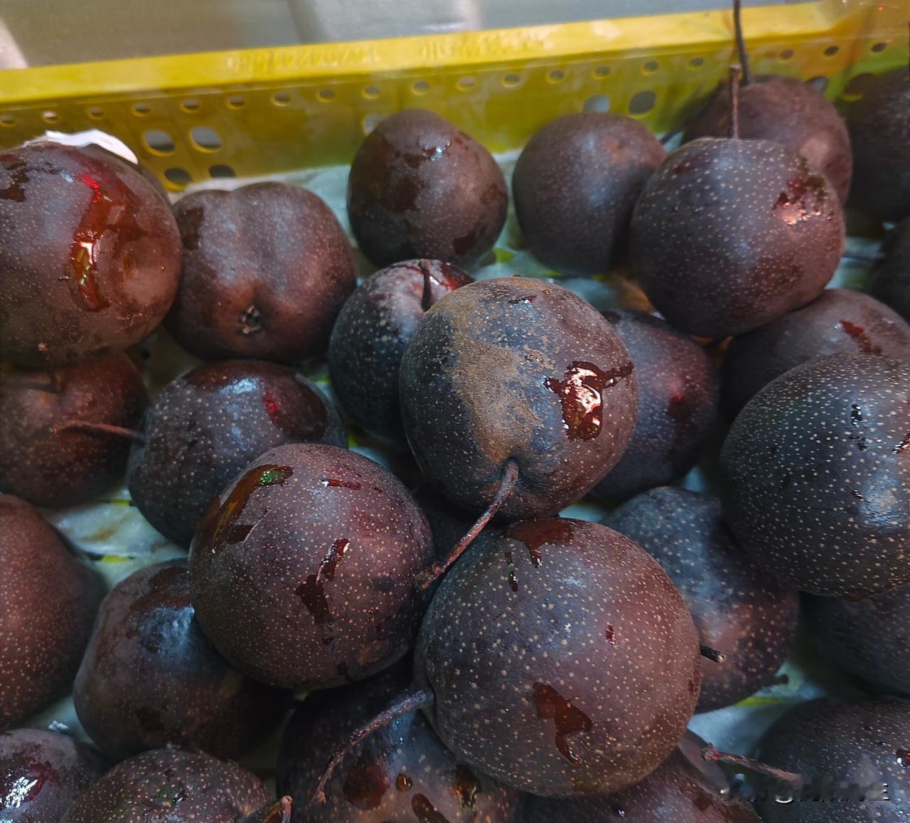 东北过年的时候，哪能少了大冻梨、大柿子！冻梨黑黑的，硬邦邦，凉水一泡，