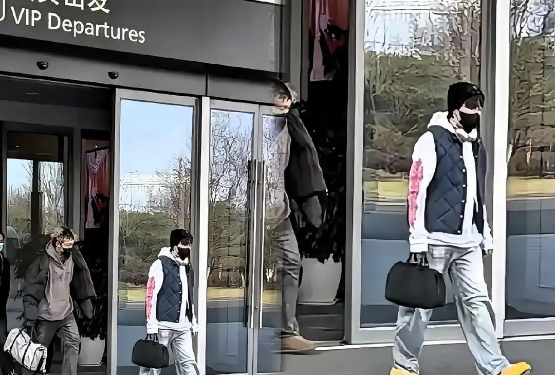 大头和王cc一前一后出现在南京德基广场，口罩拉到下巴，帽子压到眉毛，还是被眼尖的