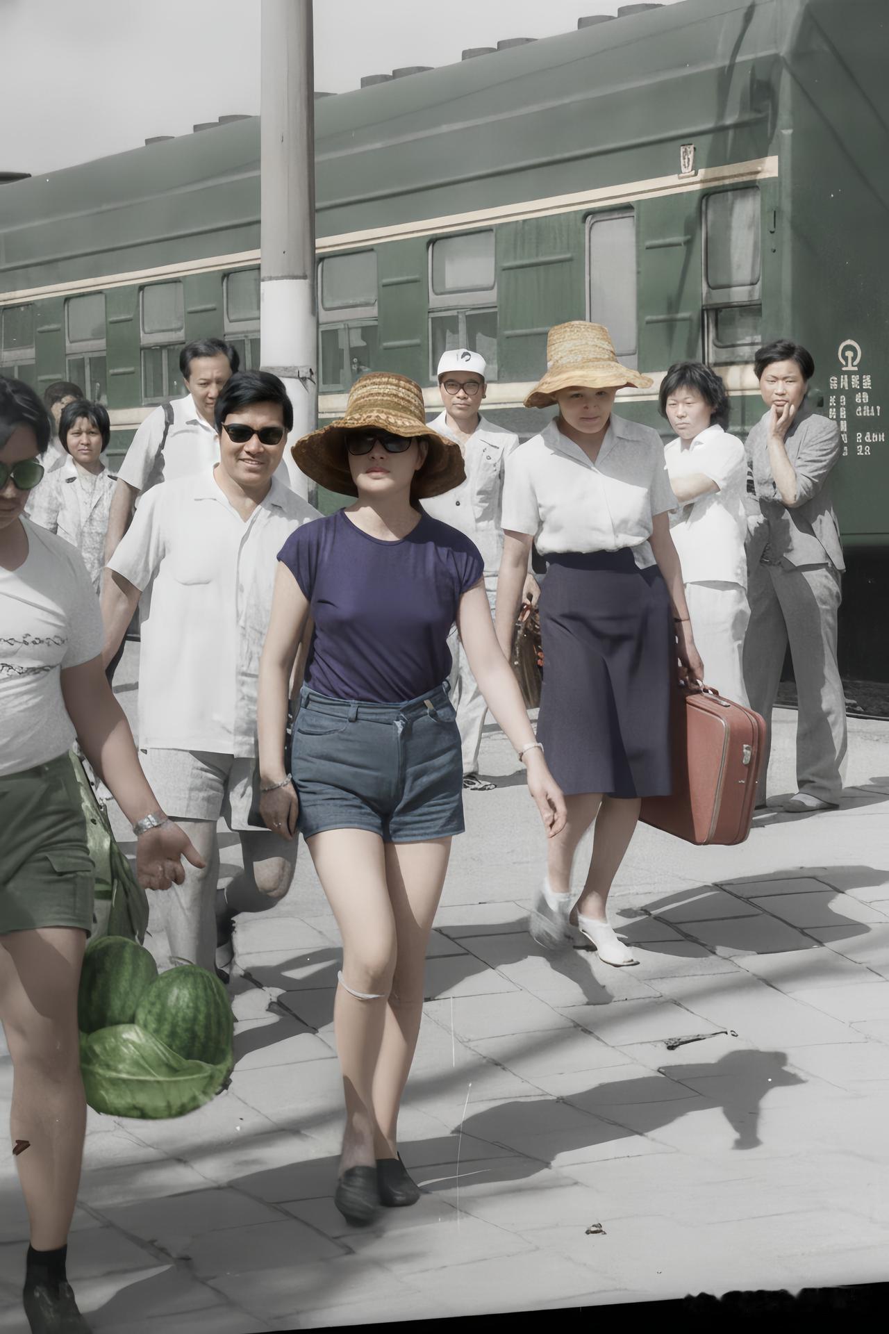 这是1984年刘晓庆受邀前往山西运城巡演时一行人抵达当地火车站留下的一张老照片，