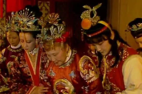 真的是孤陋寡闻了，原来红楼梦里贾元春回个娘家，要花费9千多万啊，以前看红楼梦贾元
