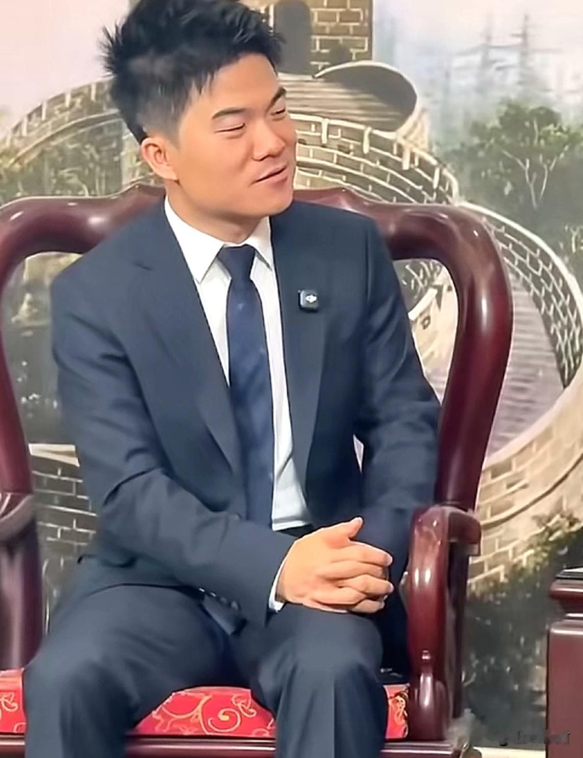 曾经在直播间被某人贬低说当不了领导，看看现在人家董宇辉已经走向国际了。董宇辉访问