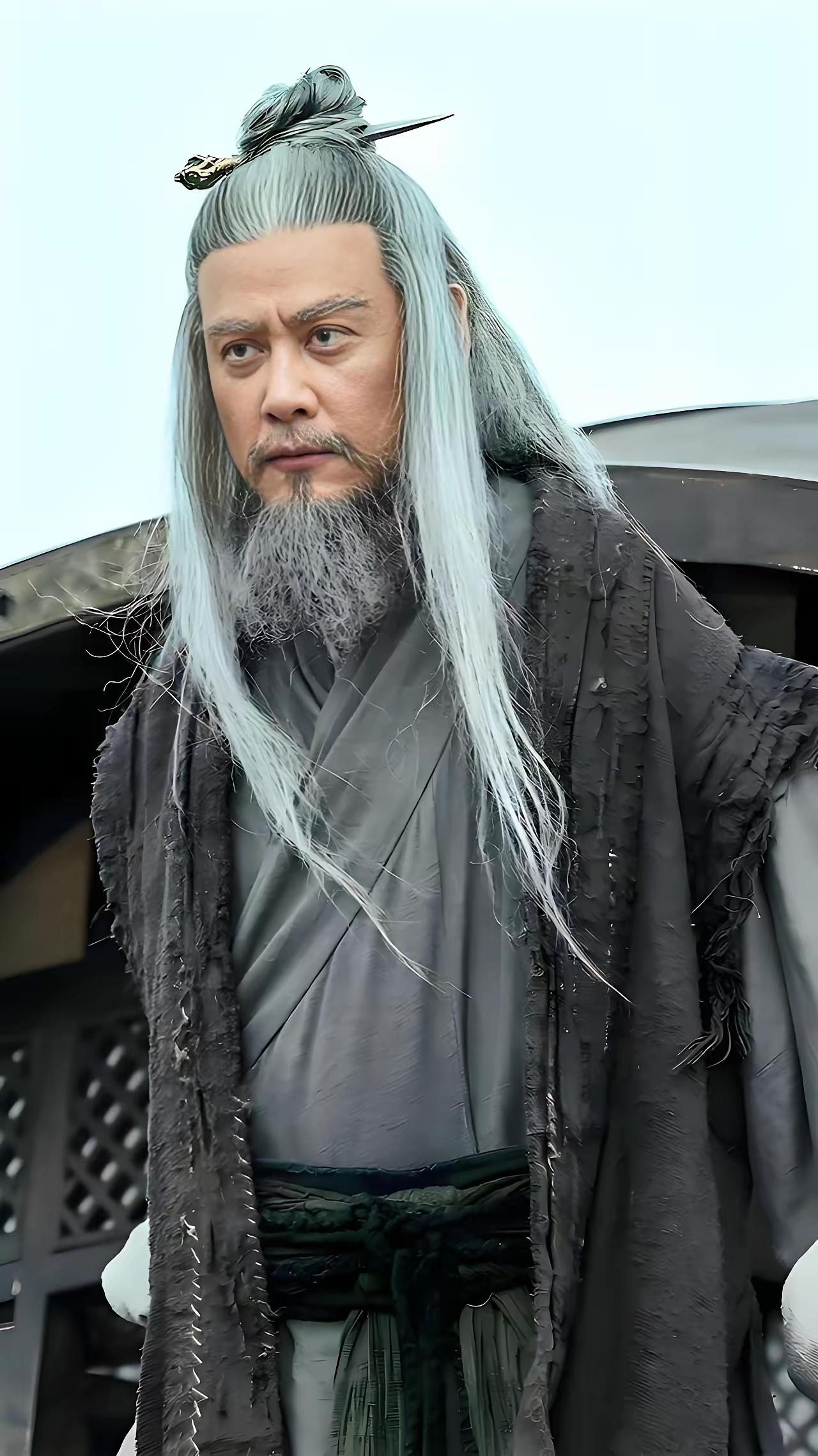 在《雪中悍刀行》的江湖里，有一个最让人费解的问题：李淳罡断臂跌境，修为只剩指玄，