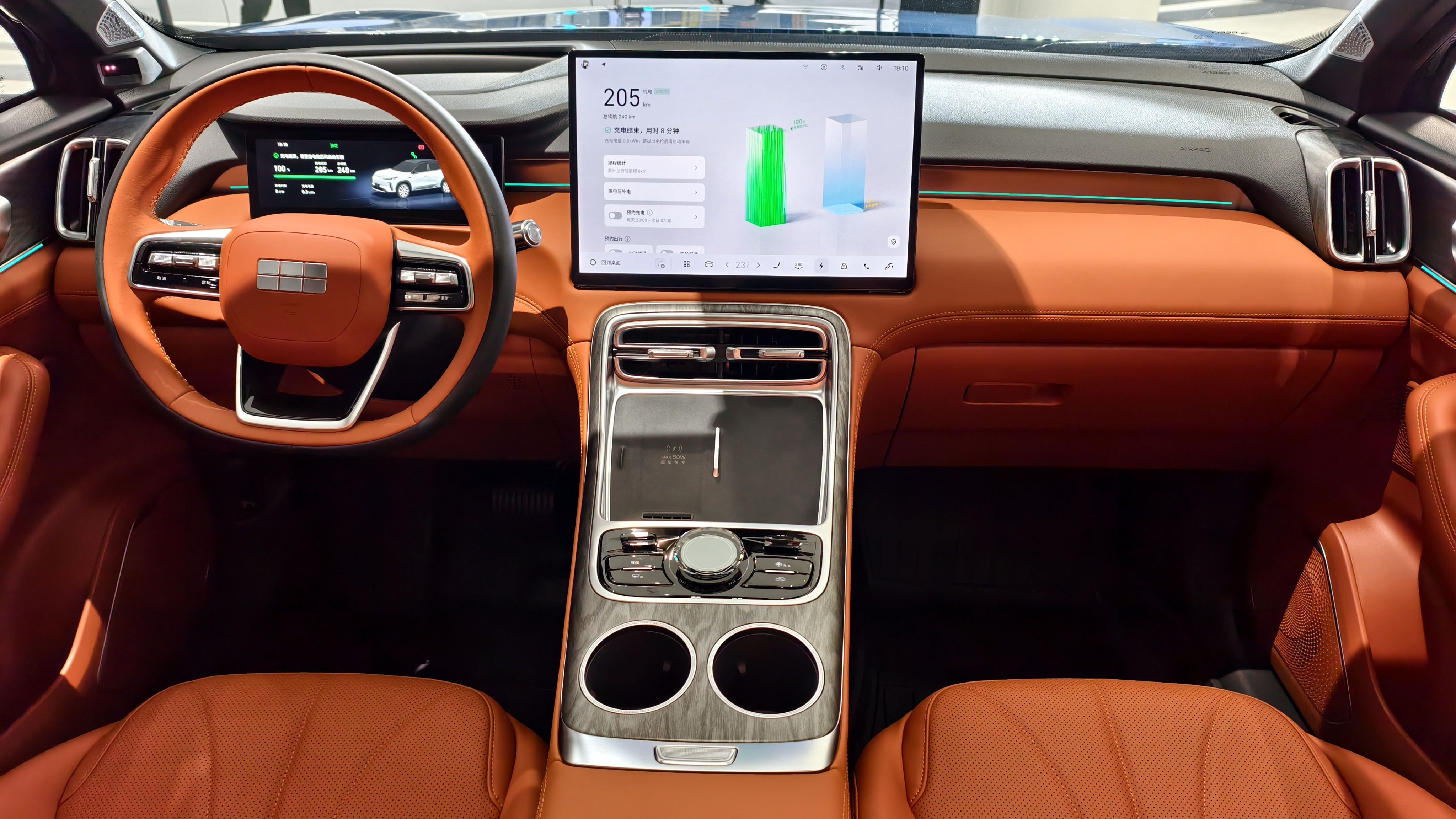 看完吉利这场发布会，猛然想起前阵子比亚迪的技术发布会，同样是电池和补能技术，但两