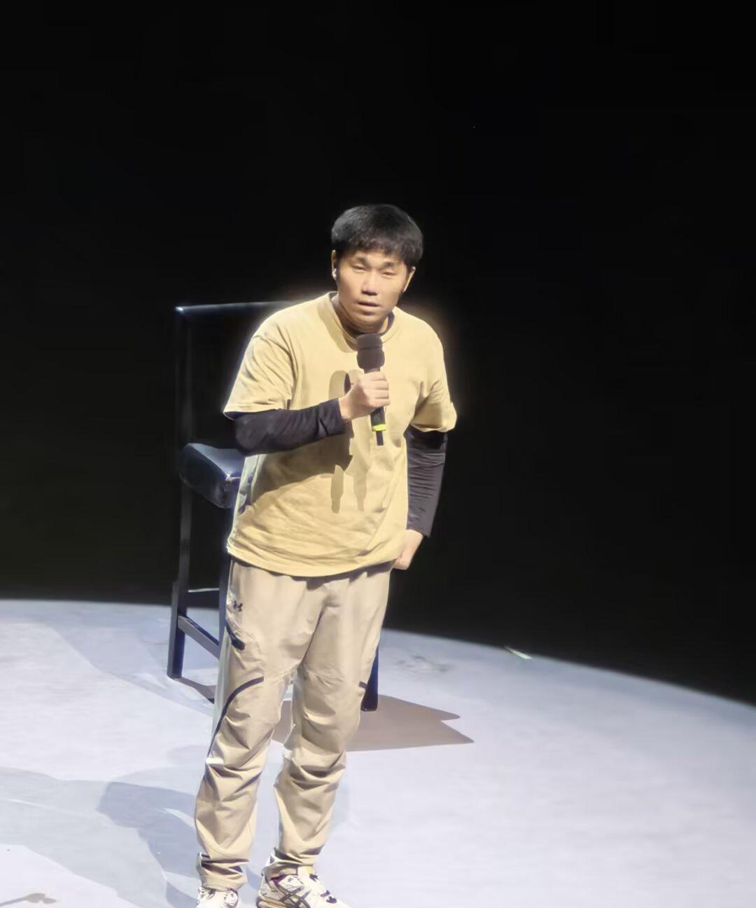 8月底的时候，估计谁也没想到他能在脱口秀大会夺冠吧，那时候票价很便宜，80一张。