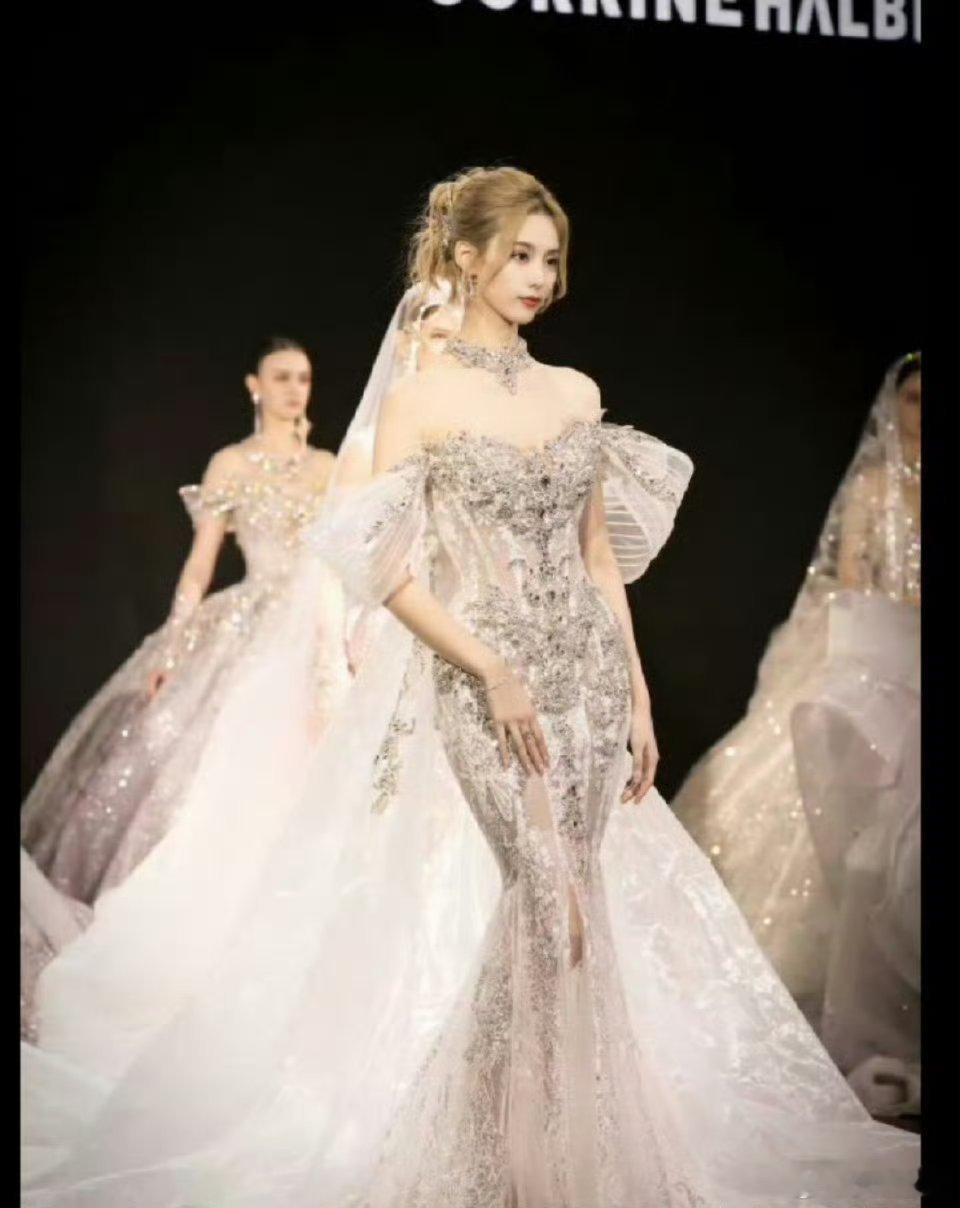 徐艺洋这套造型比婚纱好看啊啊啊美到失语了！这套造型也太仙了吧！比婚纱还让我心动，