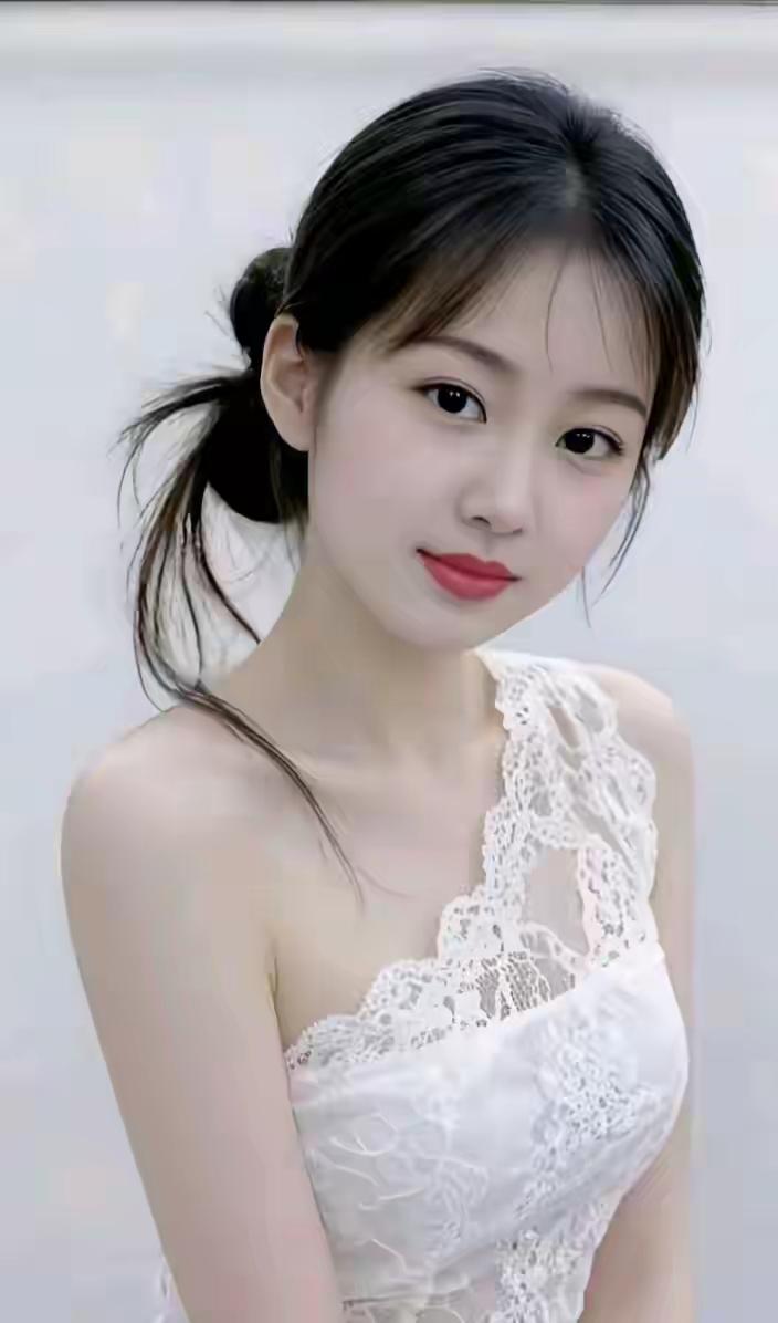 温柔甜美的白裙少女，梦幻的蕾丝细节，清新自然，宛如童话中的公主。👗💖🌸
