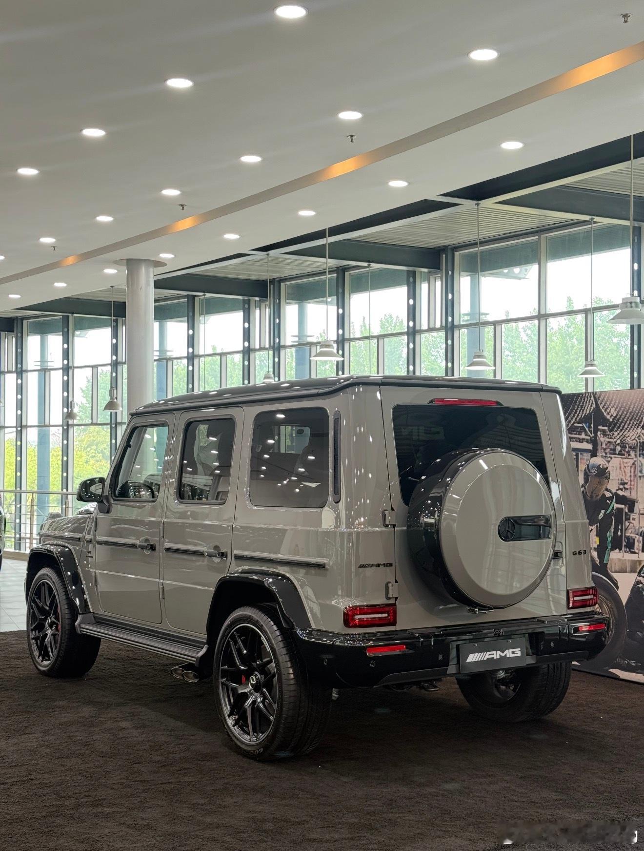 奔驰G63经典灰/珠光钛灰A带948总价:295.44万选配:➕经典灰5.8