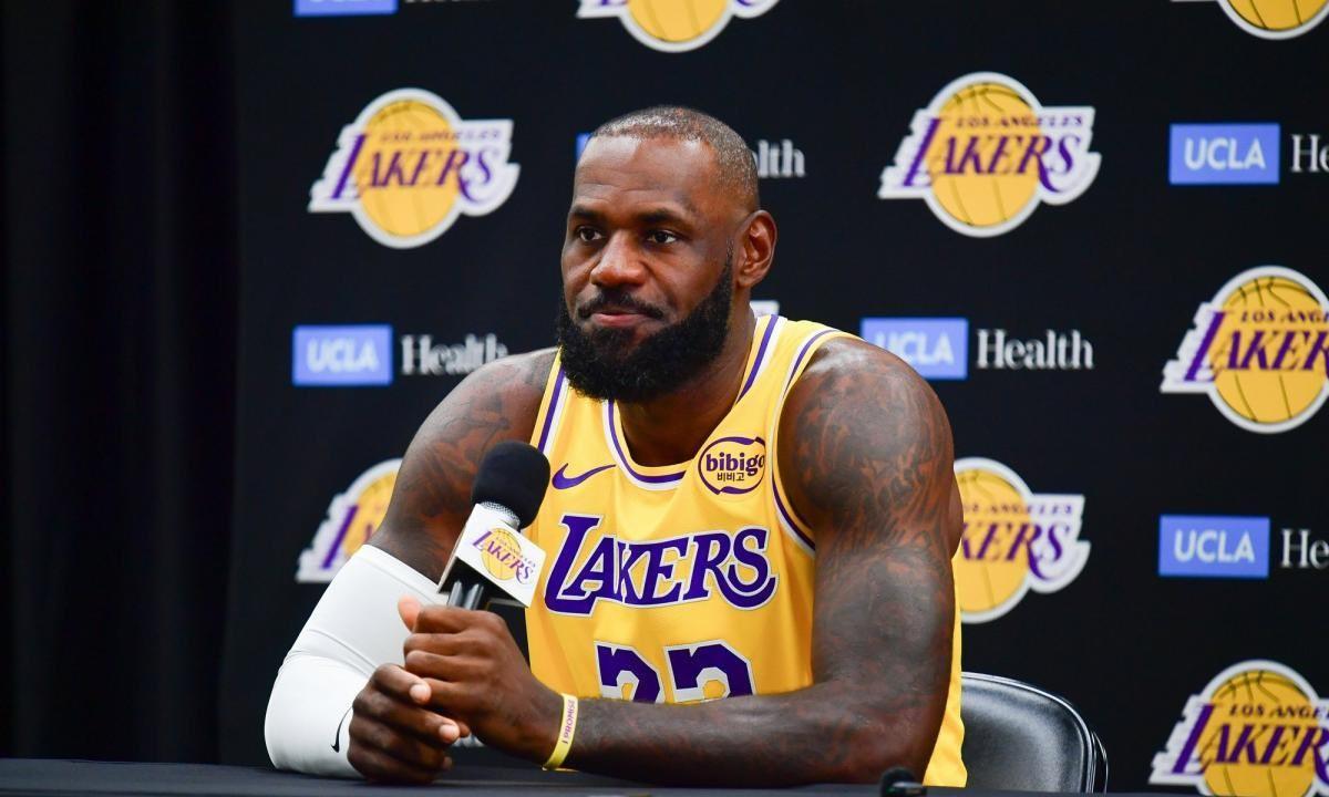 湖人与老詹的博弈：看不顺眼却动不得湖人对詹姆斯的嫌弃早已藏不住：交易核心不通知