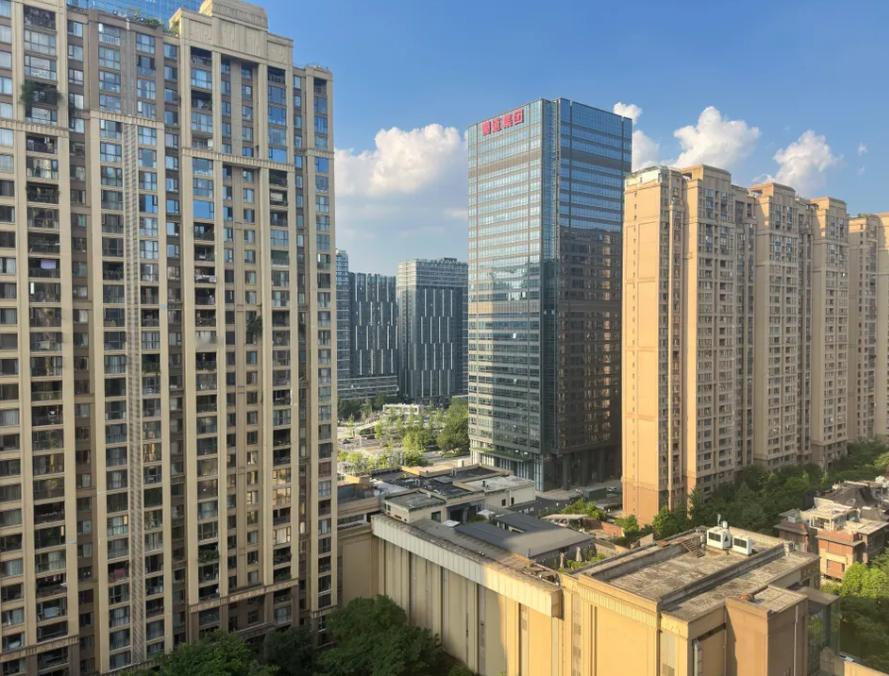 恒大真正可惜的地方，是它当年其实不止一次遇到过“刹车点”。任泽平后来回忆，自己