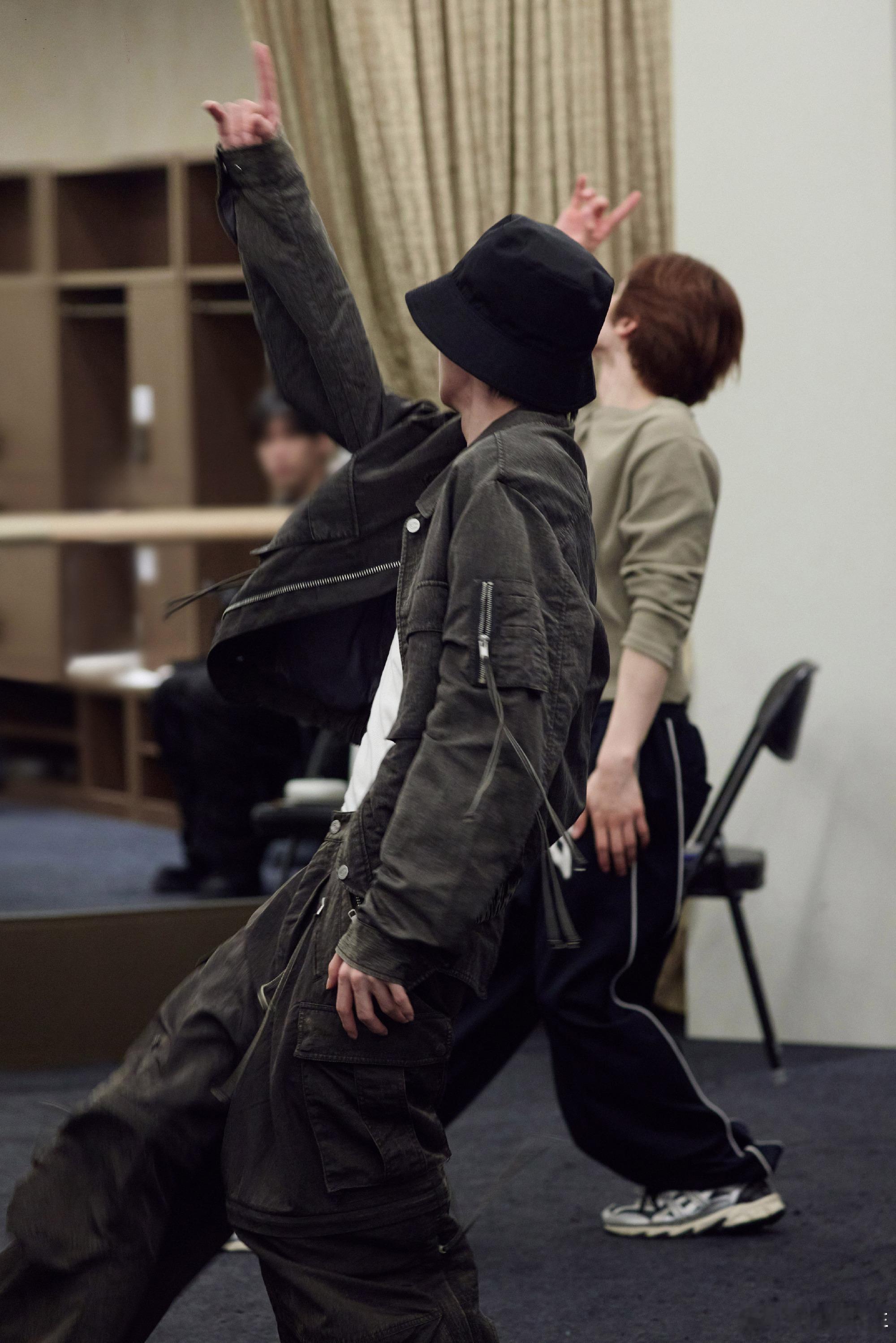 王俊凯跨年是唱跳舞台谁懂这份狂喜！王俊凯跨年要解锁唱跳舞台，工作室彩排照氛围