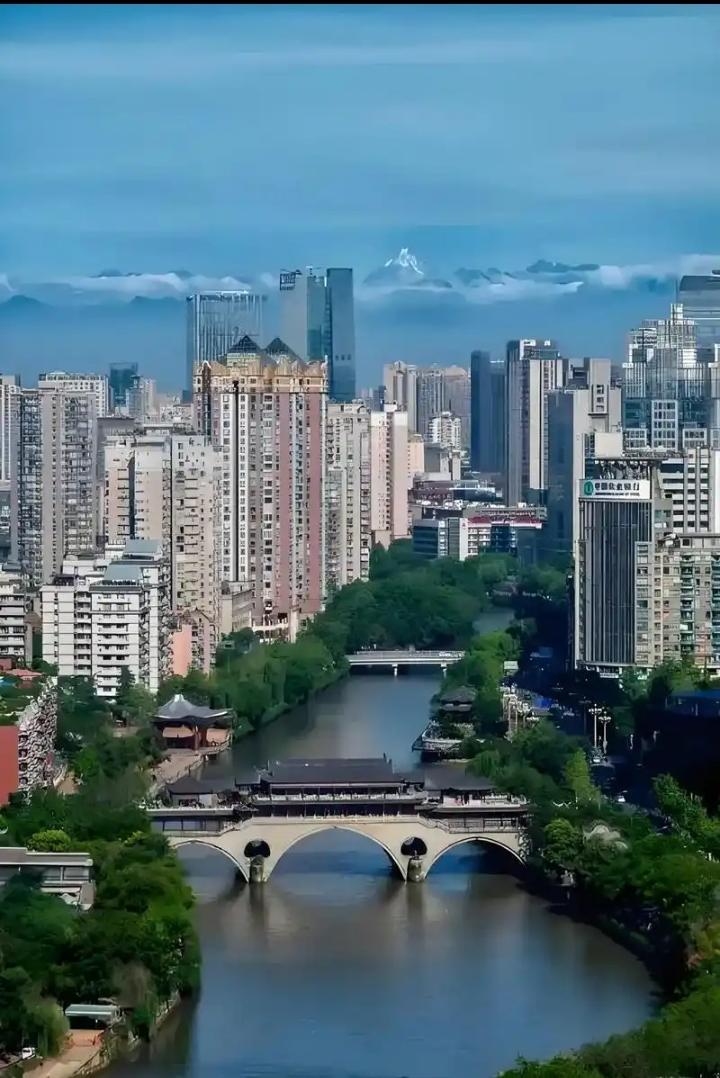 四川简直就是避暑胜地，尤其是到了夏季，气候凉爽，让你来了一次就永远都忘不了！今天