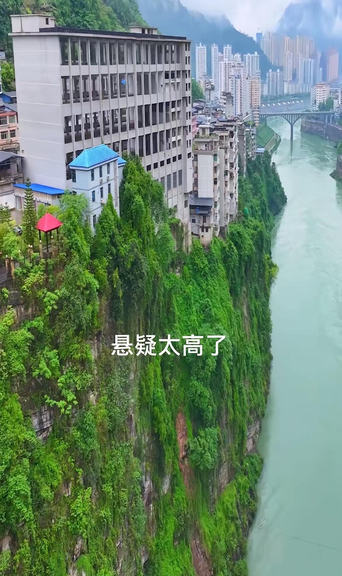 重庆彭水的山水风光确实赏心悦目，青山连绵、河水蜿蜒，随手一拍都是很治愈的画面