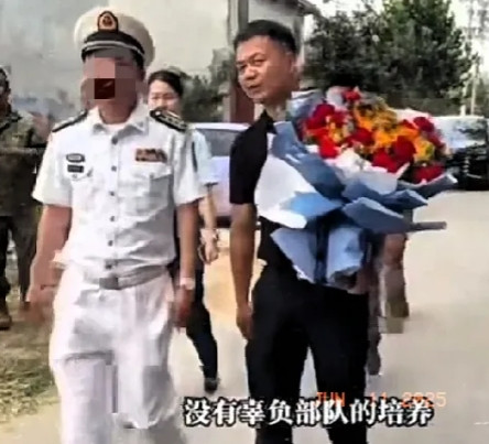 张伟，这个名字承载着无上的荣耀与骄傲，他是一名光荣的军人呀！更是一名舍己救人的英