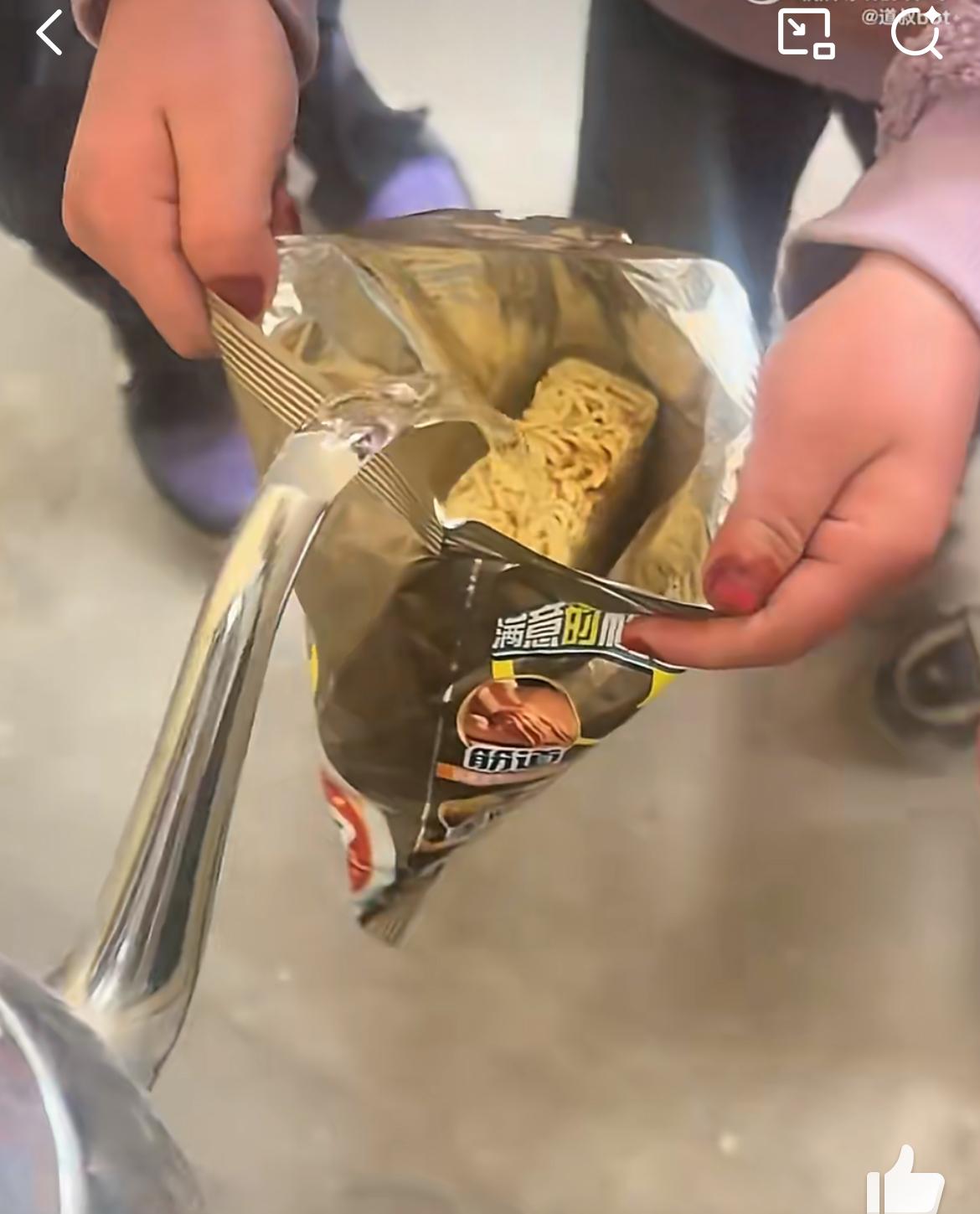 甘肃一老师分享学生中午排队吃泡面的辛酸画面，孩子们没有午饭，只能中午吃泡面，开水