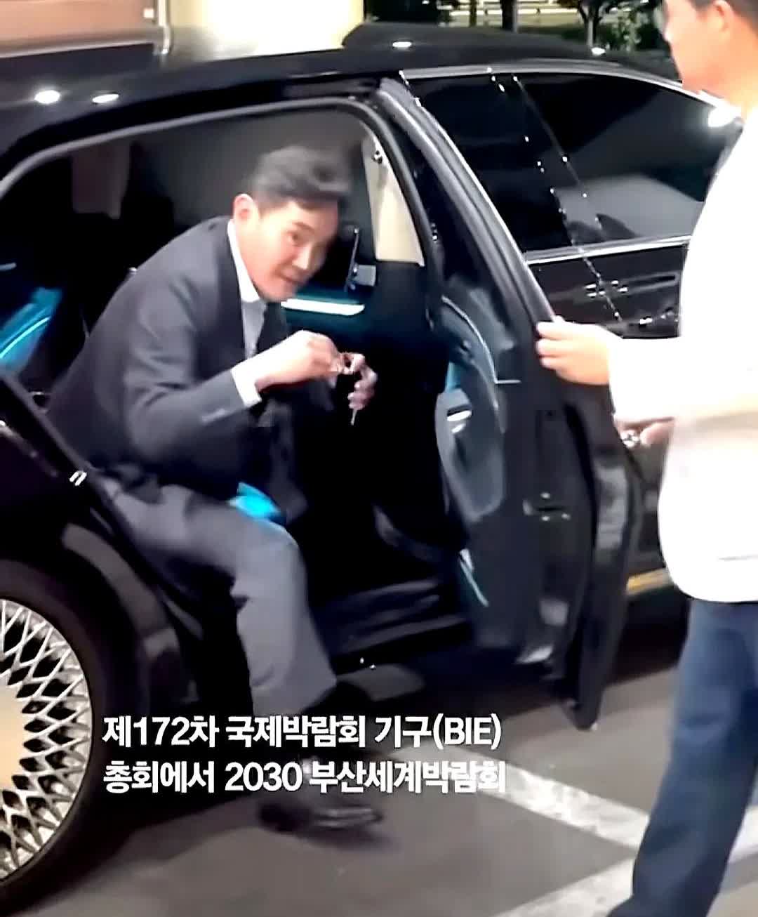 李在镕的车里，前后排永远隔一块钢板。连司机都听不见老板说话，这才是真财阀