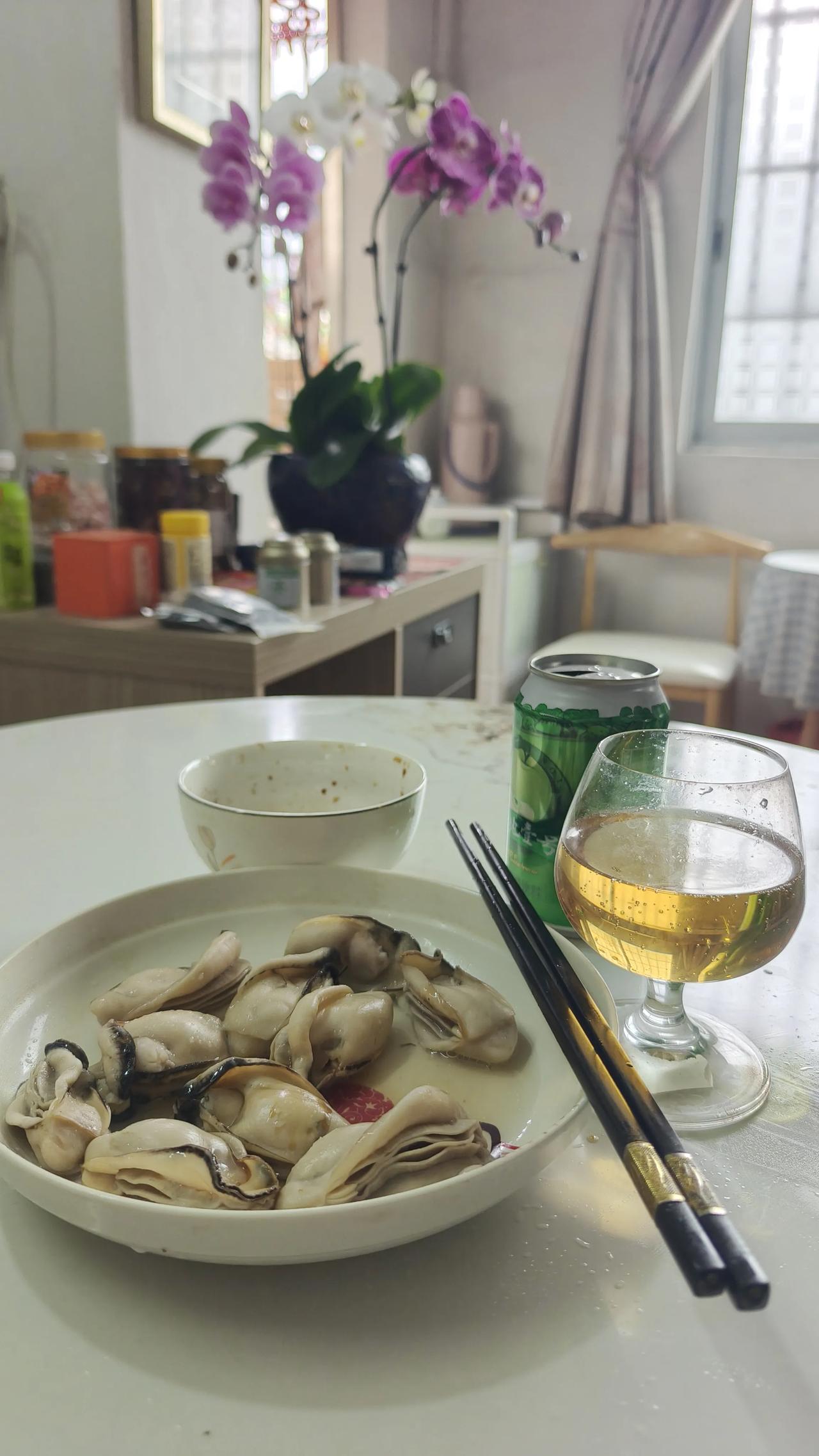 晒出每日美食这就是我刚刚午餐，连米饭都沒一碗，真是够可怜吧？
