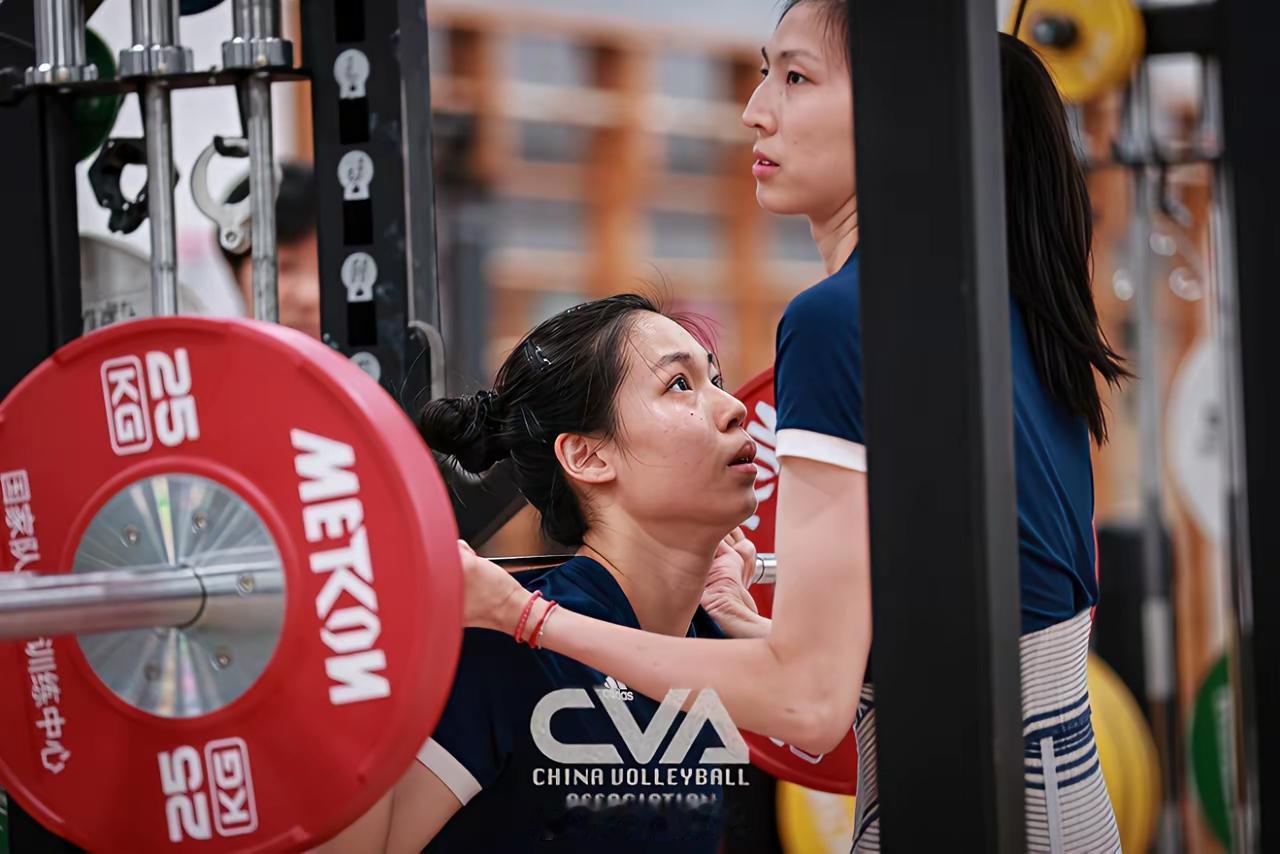 中国女排集训现场：接应位置竞争激烈，赵勇持续考察新人，或唐欣担纲中国排协官网