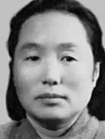 1937年，地主王学文发现一20岁女兵躺在家门口，见四下无人，他一下将女兵扛到了