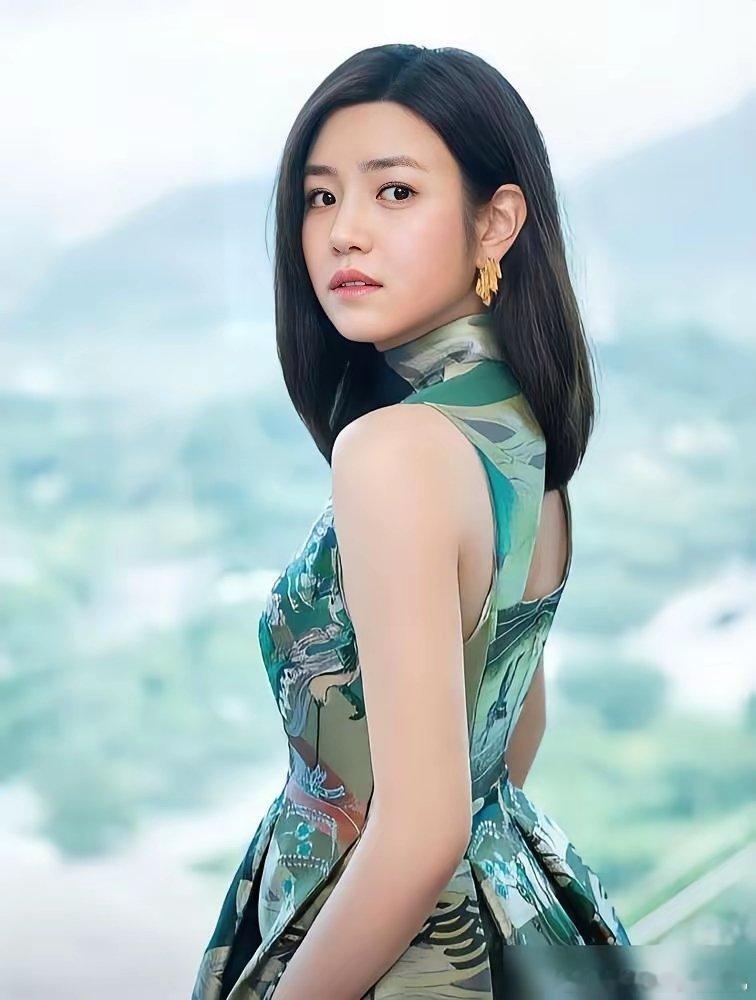 关于陈妍希我真的觉得很奇怪，明明不是很漂亮，但是感觉每次和她拍过戏的人都会喜欢上