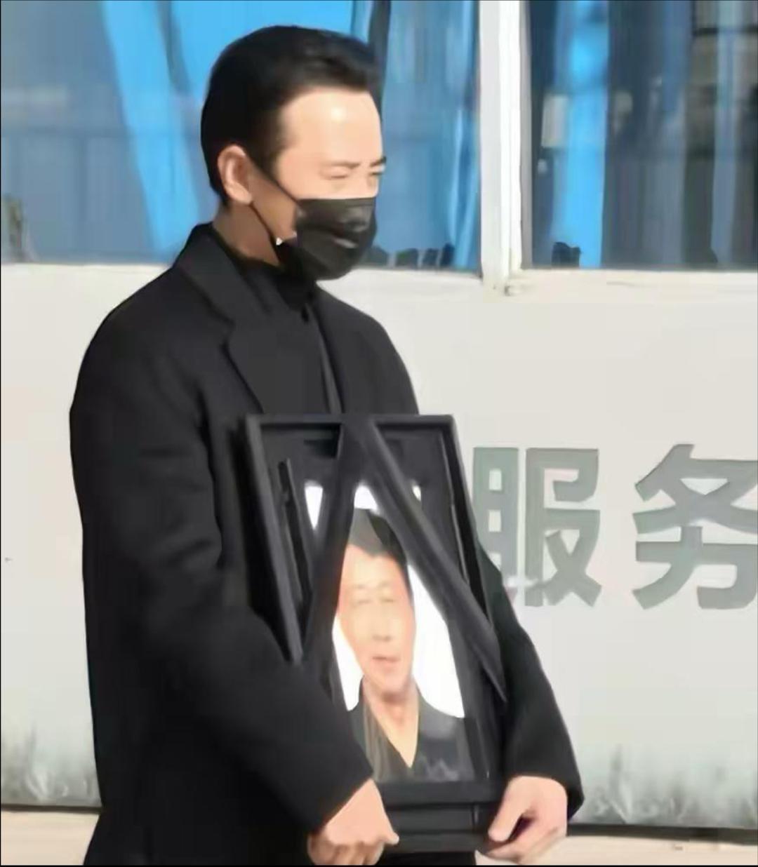 唐嫣素颜扶夫送公公！这波行动，谣言直接破防11月23日，唐嫣罗晋现身八宝山送