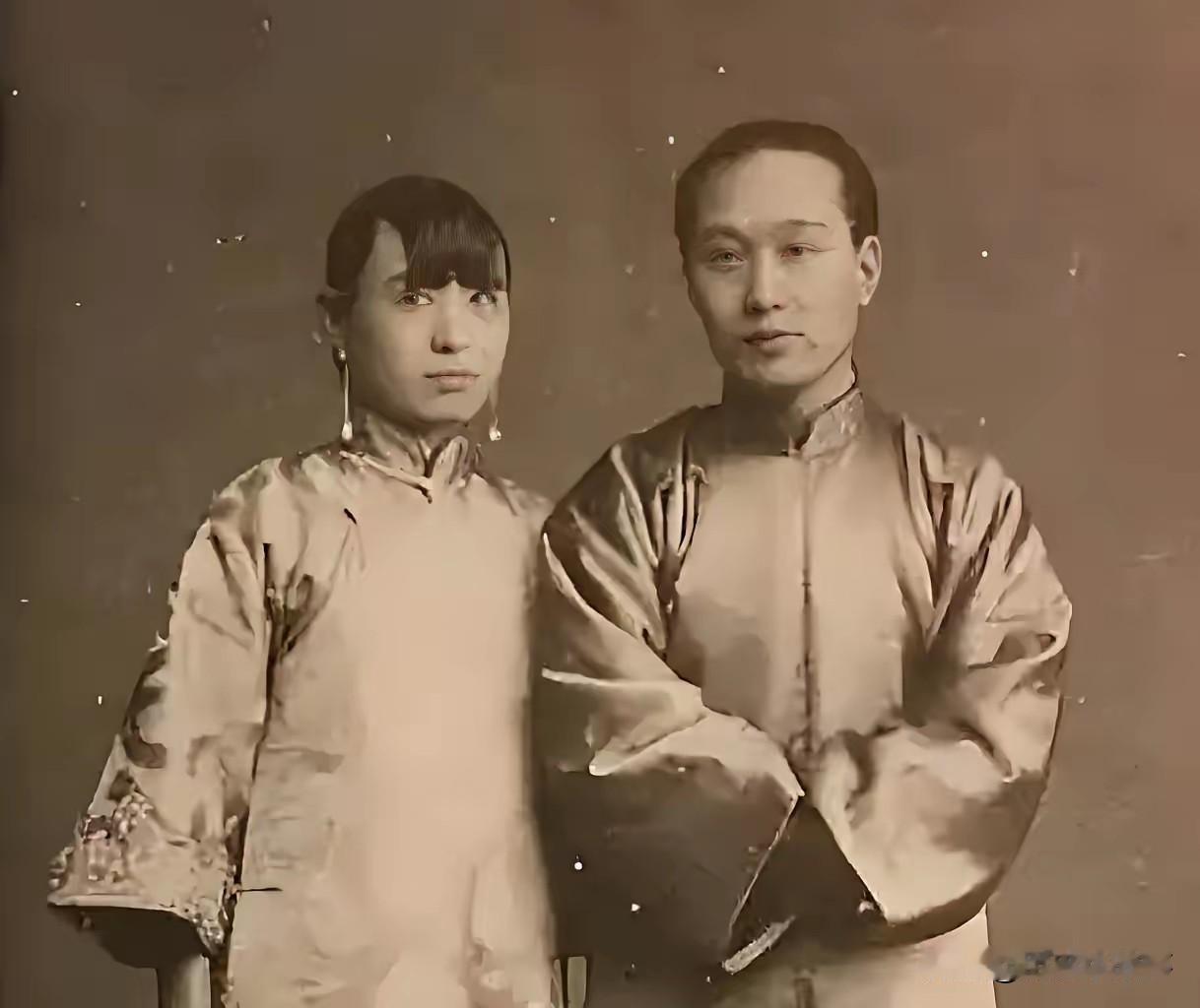 1918年，京剧大师荀慧生娶妻，入洞房后，迫不及待将新娘抱床上。不料红盖头一掀，