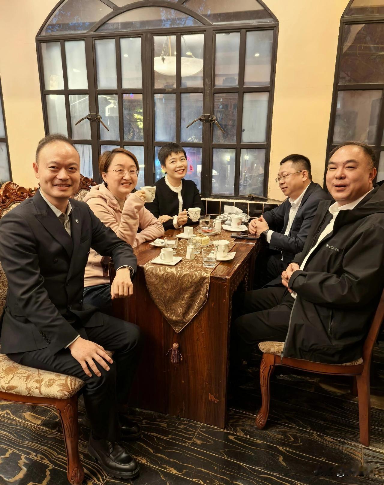 年底了比亚迪五个销售总聚了聚。你怎么给他们打分。熊甜波班里第一名。今年方程