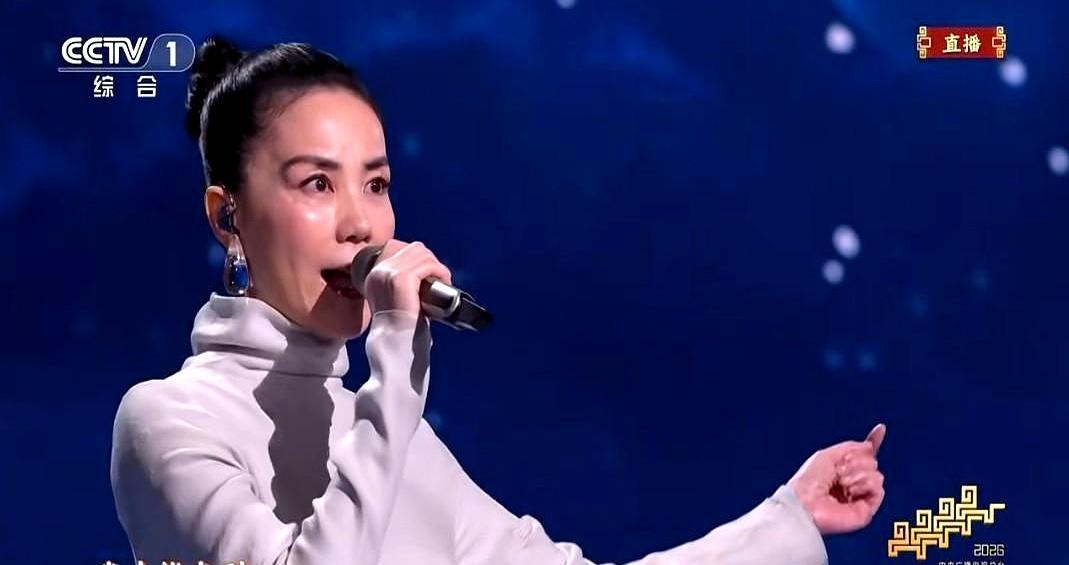 王菲这次真栽了？春晚那发型勒得太阳穴直跳，网友都说像老了十岁。你仔细看，整