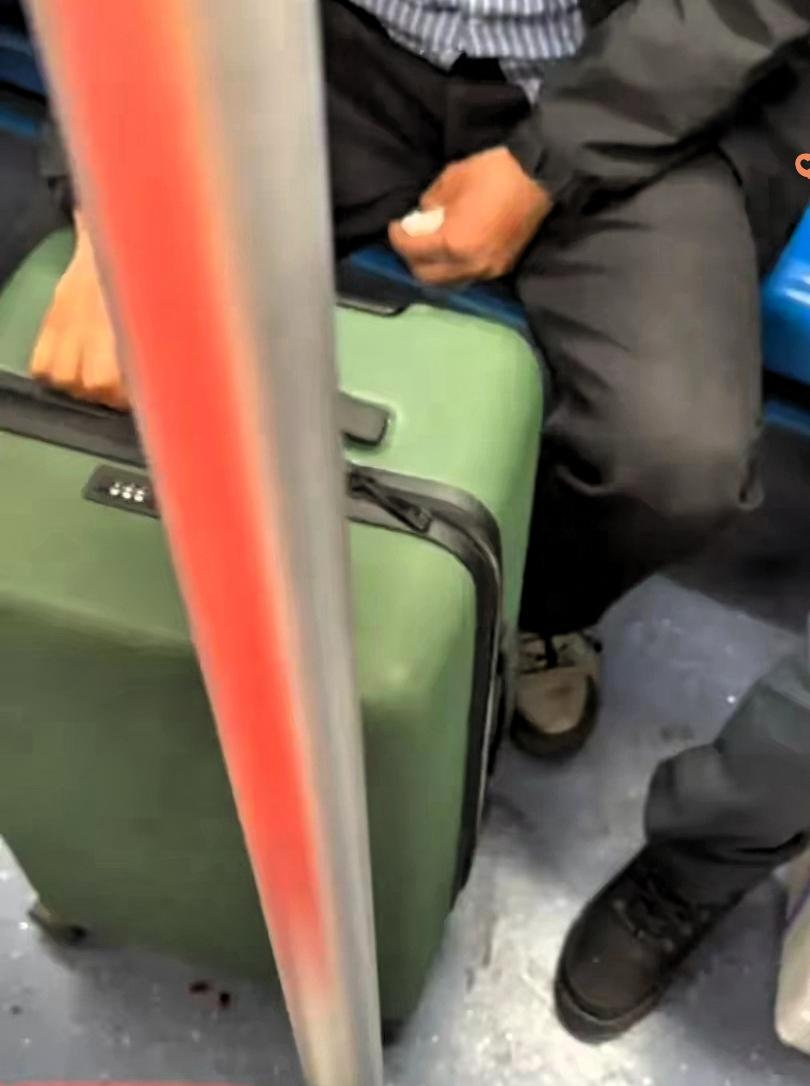 地铁里惊现渗血拉杆箱，男子不停擦拭的画面一曝光，直接把网友吓出一身冷汗，各种惊悚