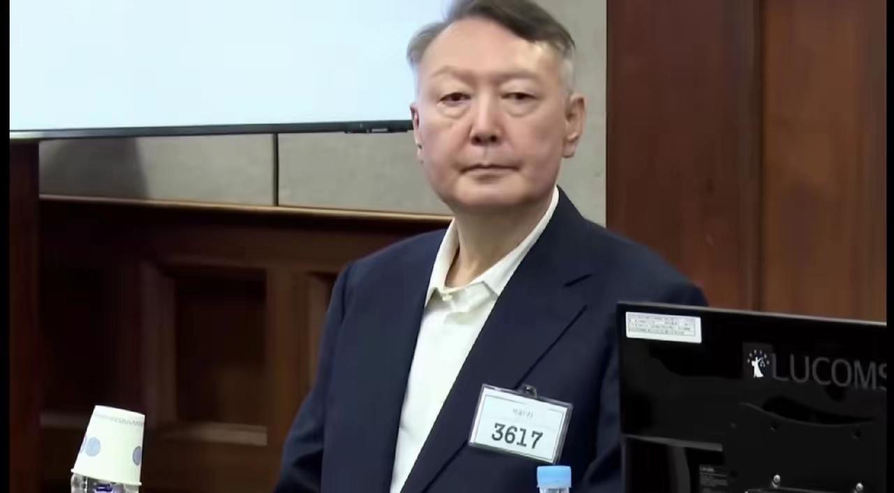 作为韩国的前任总检察长和前总统，尹锡悦被韩国检方逮捕并因多重罪名被审判，创造了韩