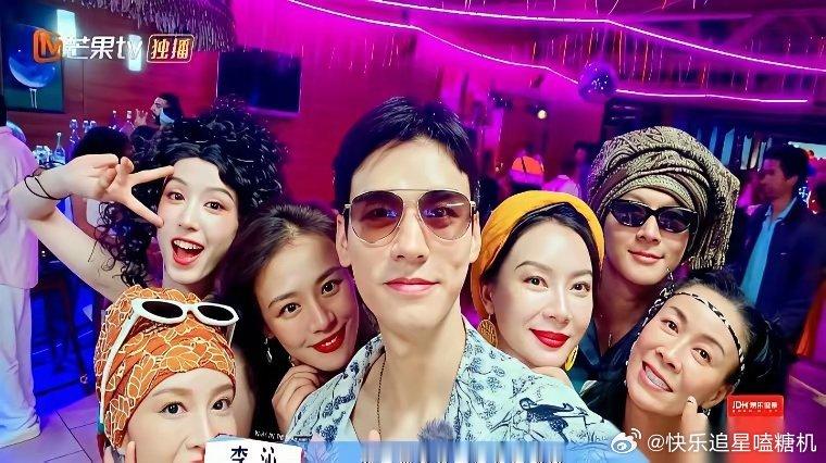 一张合照，就能把一个人的品性看得清清楚楚。真的。谁站最前面？谁脸最大。这是社交潜