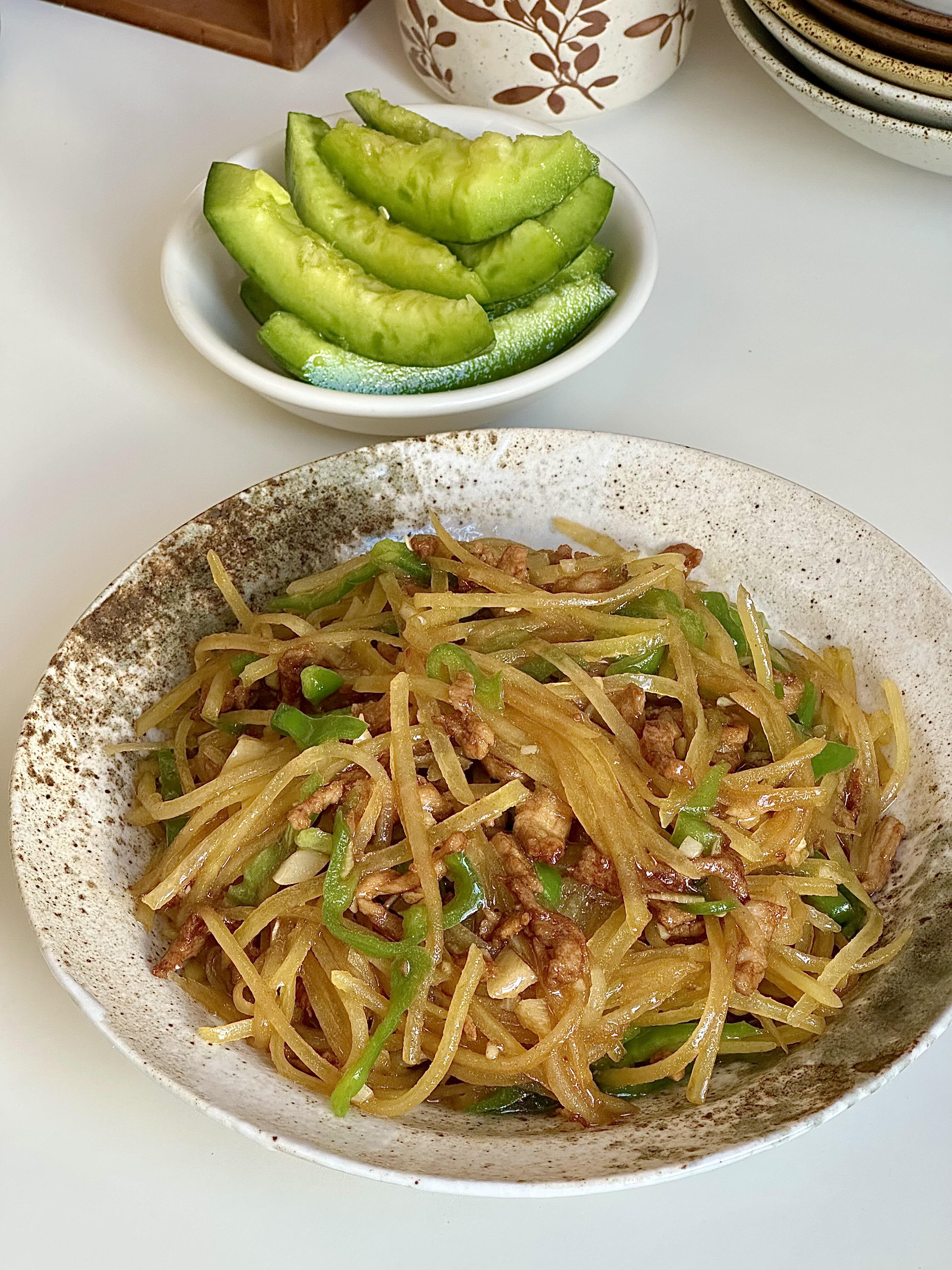 青椒土豆丝炒肉🥢家常下饭菜天花板，拌米饭能炫两大碗谁懂啊！家常饭菜里，最顶