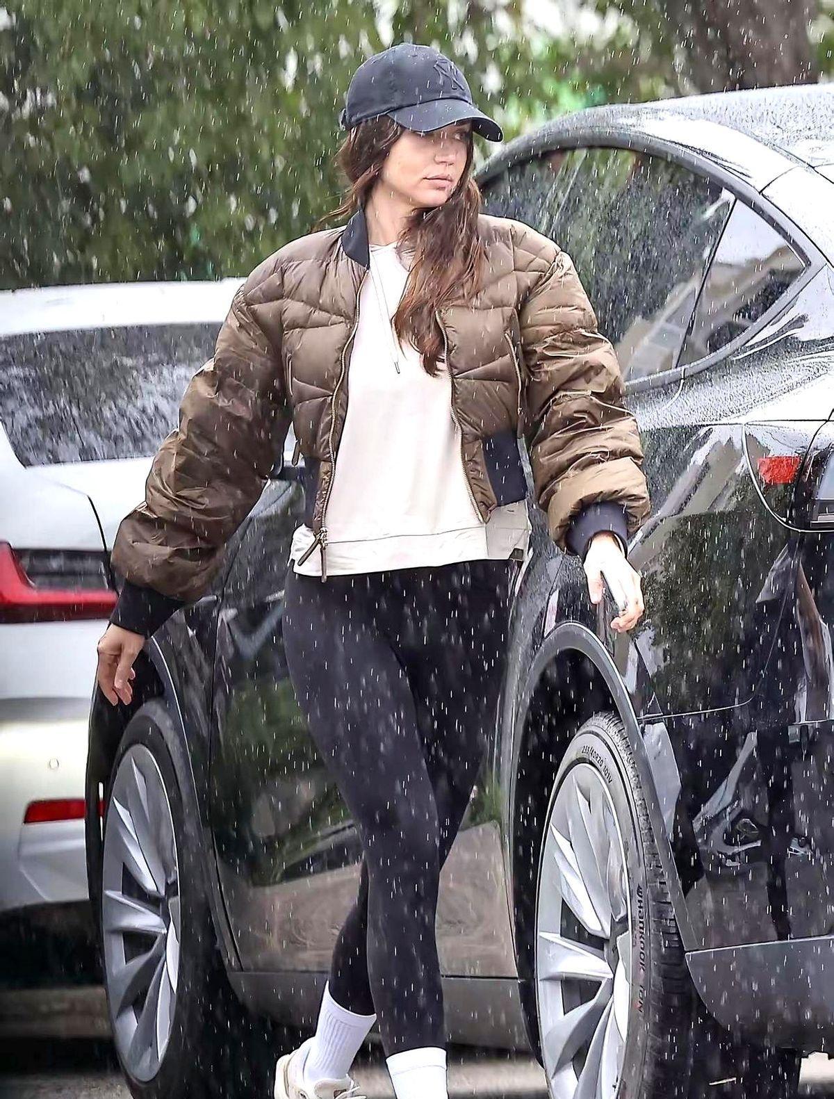 安娜·德阿玛斯开特斯拉ModelY，直接打脸“富人不坐它”。这车真不是啥小众