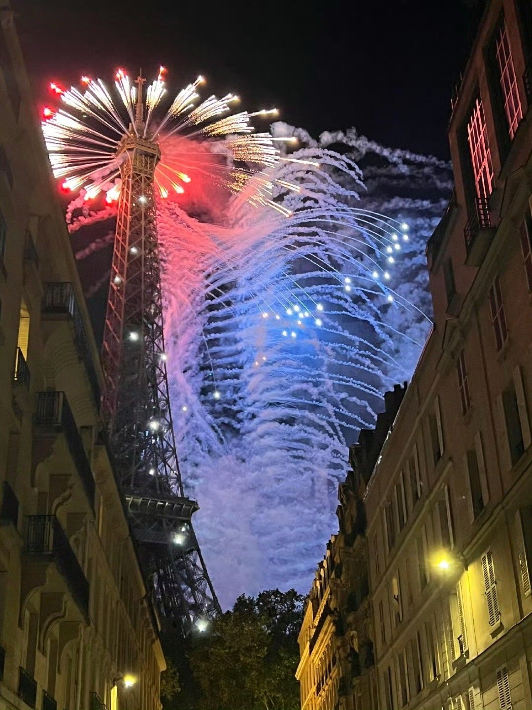 2025年新年文案，祝你新年快乐！日迈月征，朝暮轮转愿新年胜旧年，欢愉且胜意万