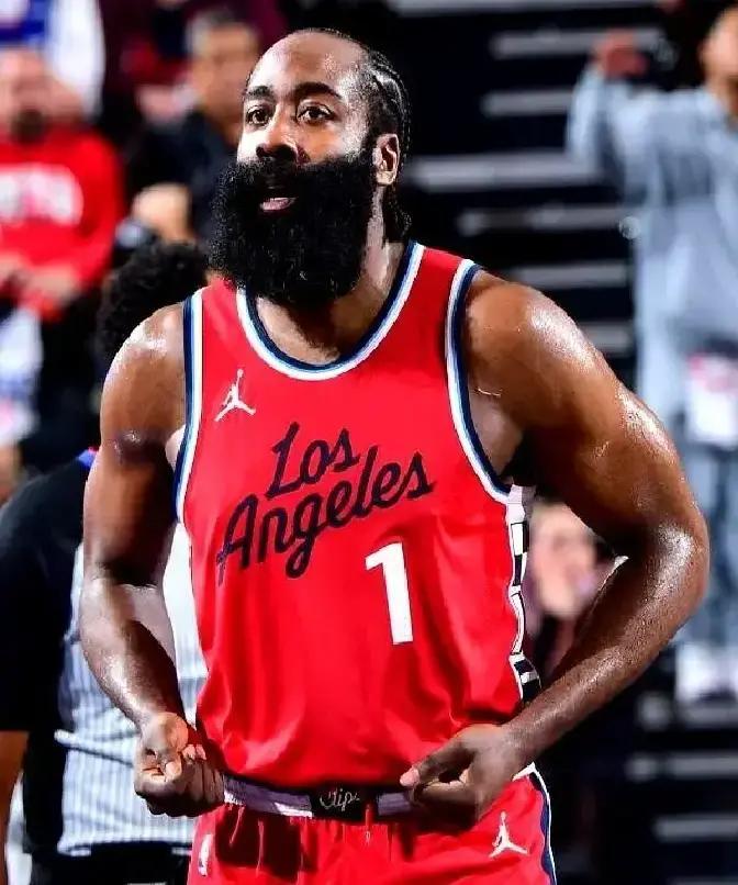 凌晨两点，刷到一个火箭队的交易方案，直接给我气笑了。拿申京去换字母哥，再梭