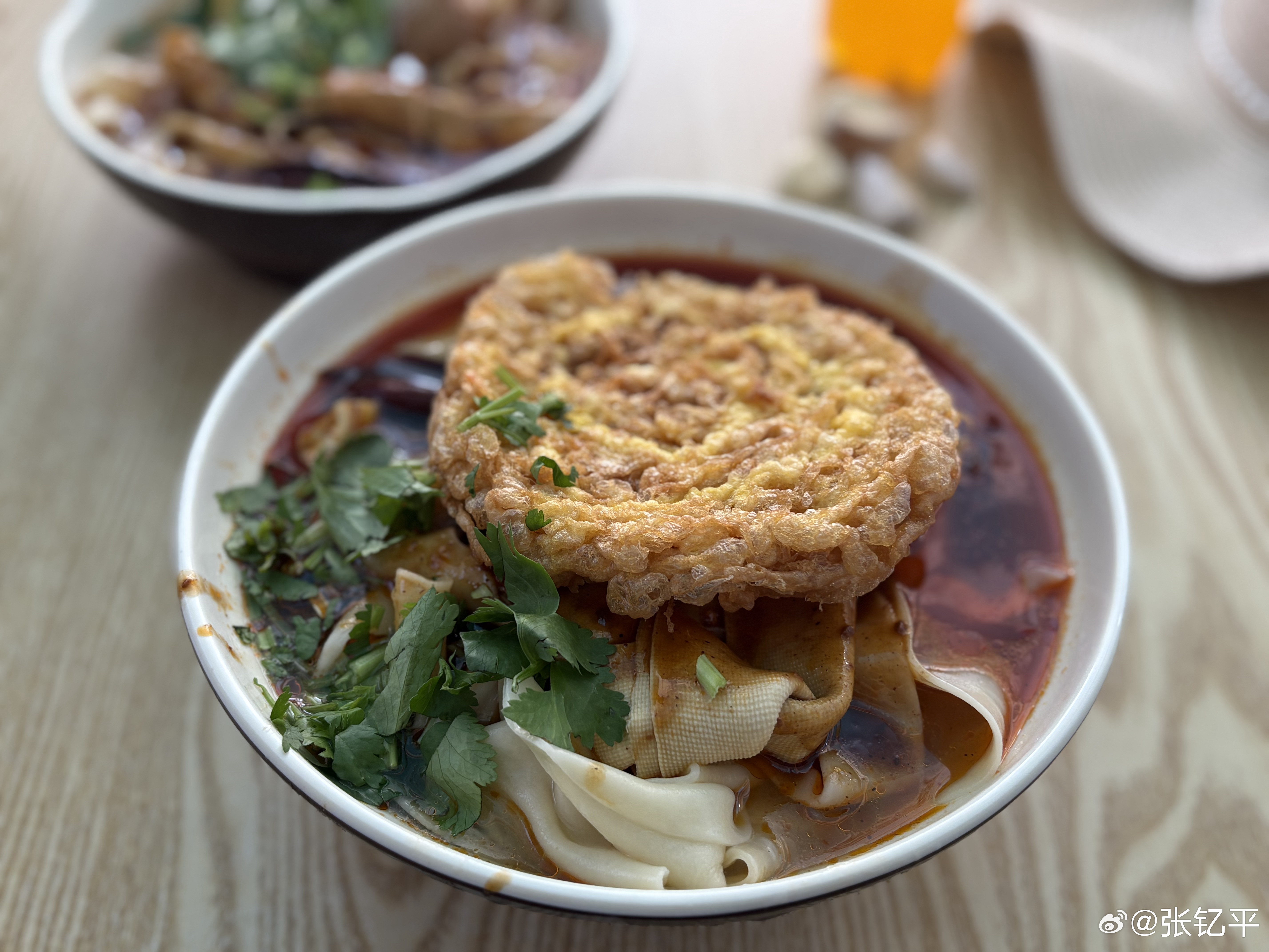 好久没吃板面了，这次直接点了一大碗，依然是熟悉的味道。炸蛋浸满辣椒油，一口下去很