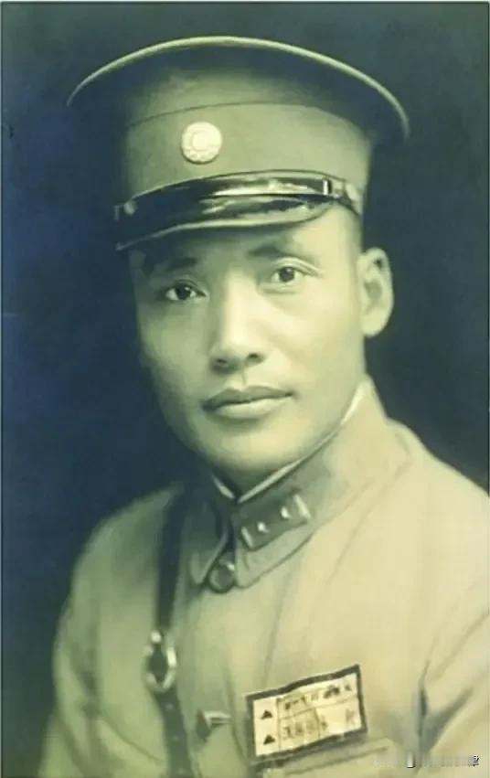 1936年，一名国民党中将跟随红军走完长征，谁知等到了延安，毛主席却对他挥了挥手