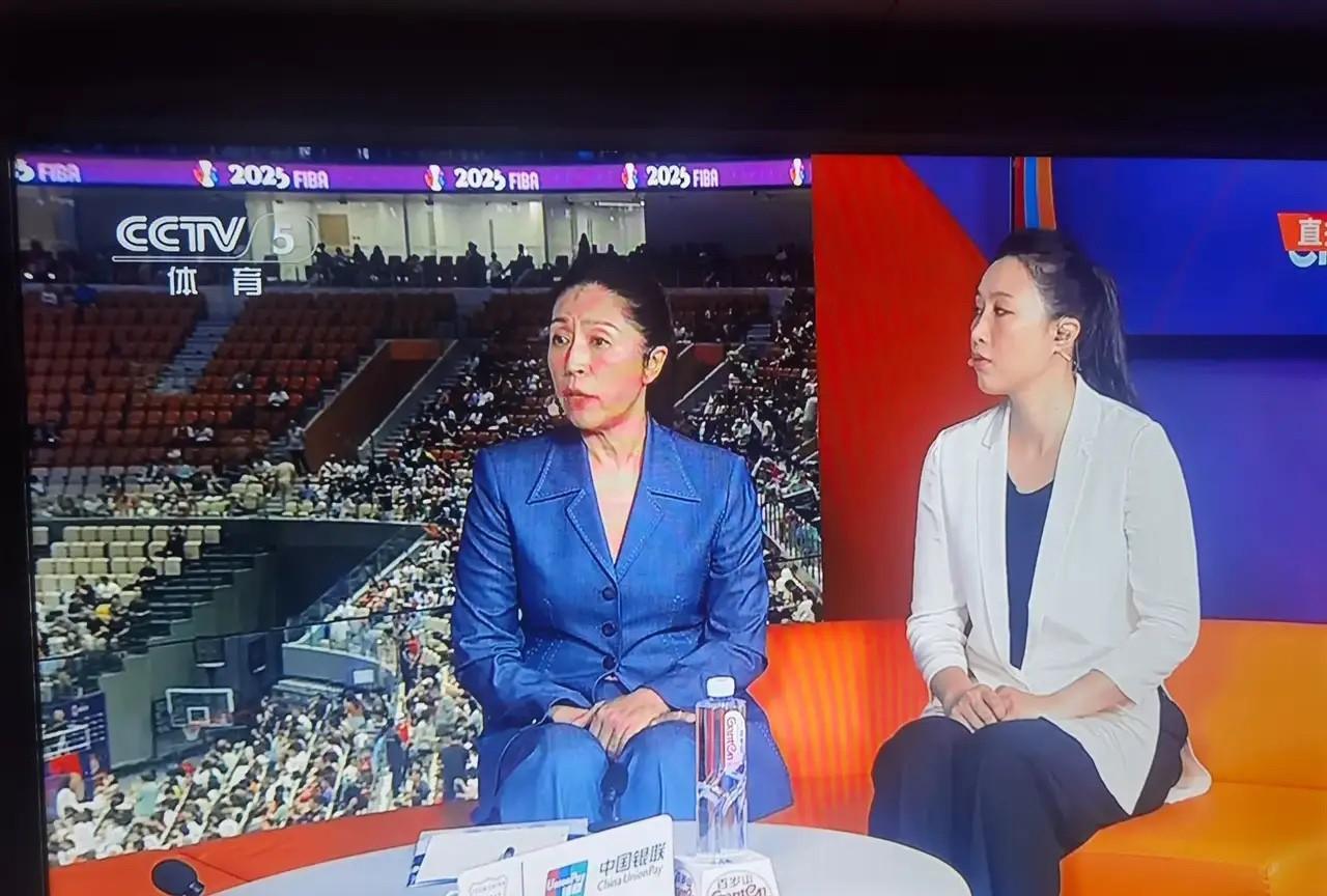 央视请的评论员，你说尬不尬？从外在来看，两人坐着，手还叠着放，像不像两个礼仪小