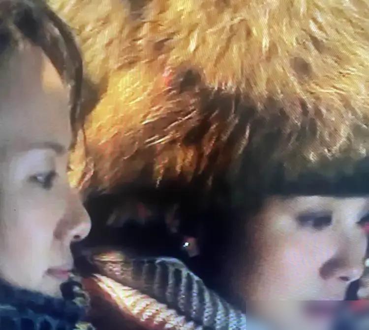 14年前，主持人念出宋佳，镜头猛地怼给孙俪。她脸上的笑瞬间凝固，瞳孔里全是错愕，