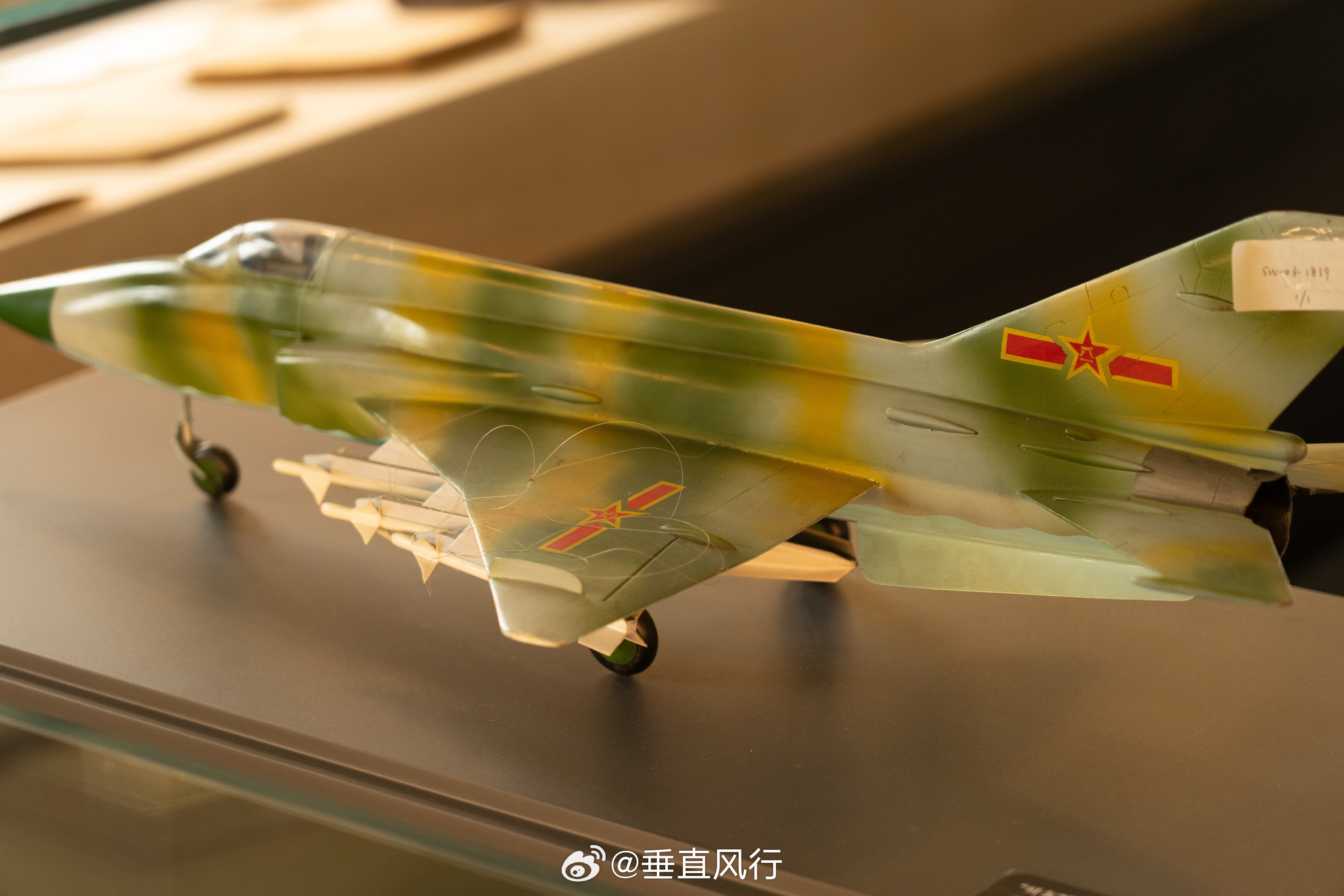 在上海交大130周年校庆新开放的校史博物馆里，有一件校友屠基达院士捐赠的飞机模型